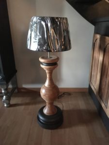 grande lampe en bois massif rénovée au gout du jour en gironde bois naturel et noir